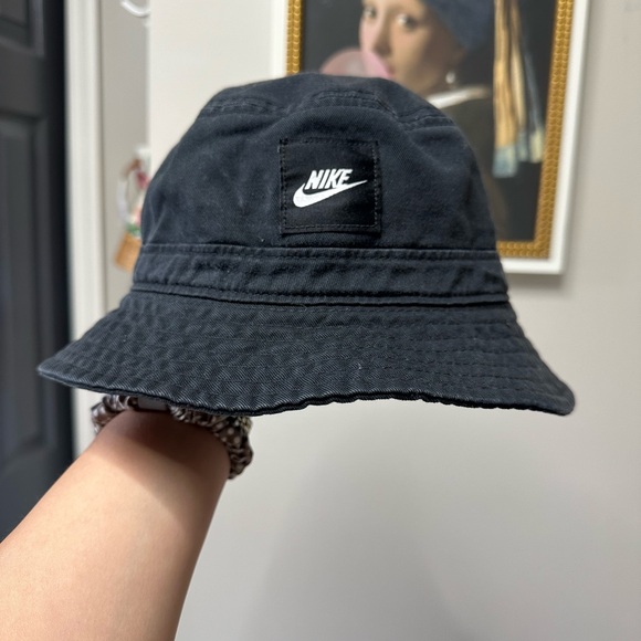 Nike Black Bucket Hat - Picture 1 of 4